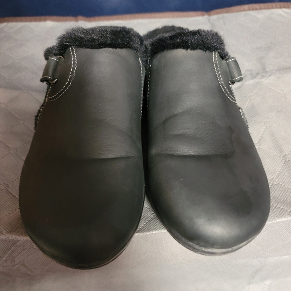 NWOT.  Clarks Roseville Collection Clogs. Size 9.  (510) - Picture 3 of 8